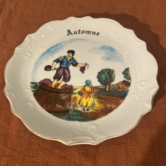 Assiette Décorative Porcelaine Illustrant L’automne Avec Scène De Vendange
