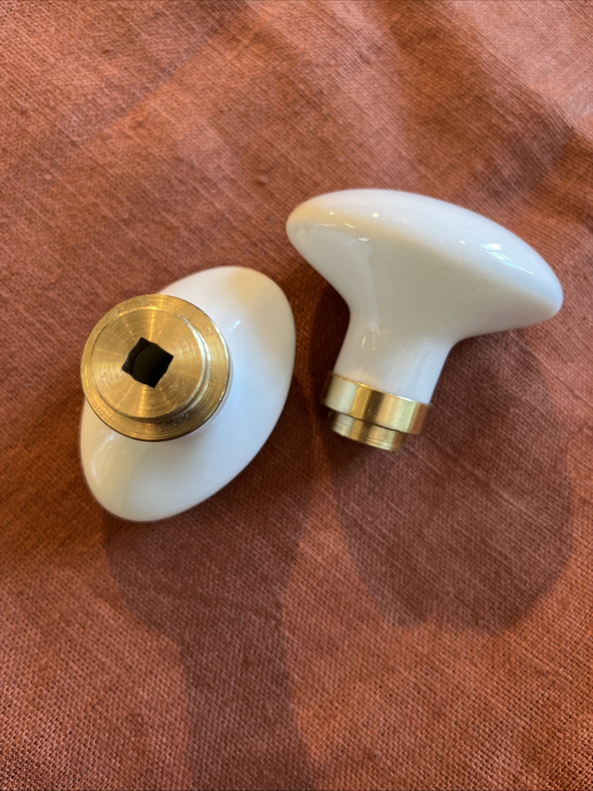 Paire De Boutons De Porte / Poignée En Porcelaine Blanche Et Doré
