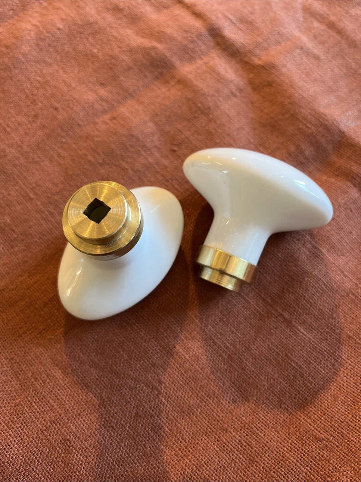 Paire De Boutons De Porte / Poignée En Porcelaine Blanche Et Doré
