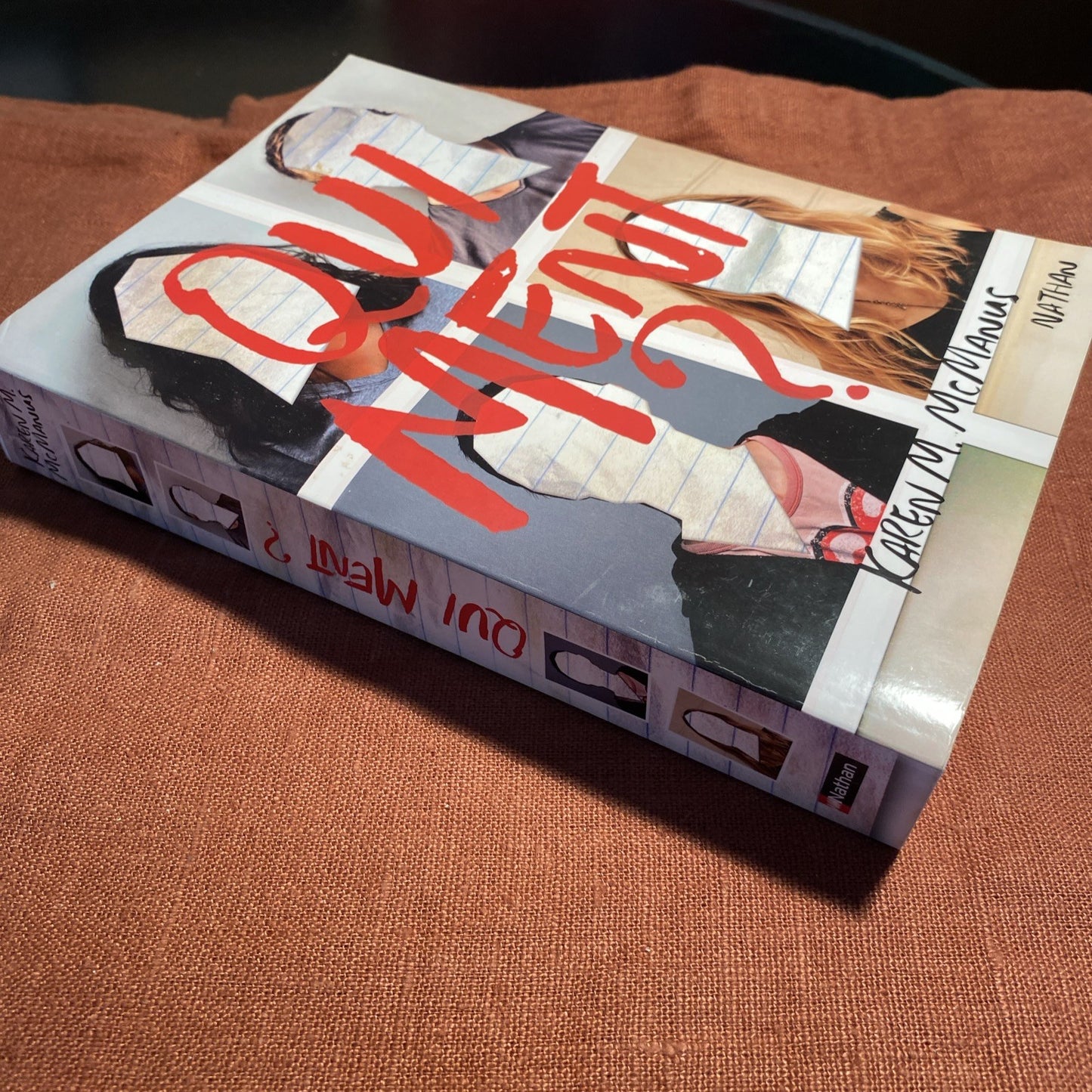 Qui ment ? , McManus, Karen M. - livre -