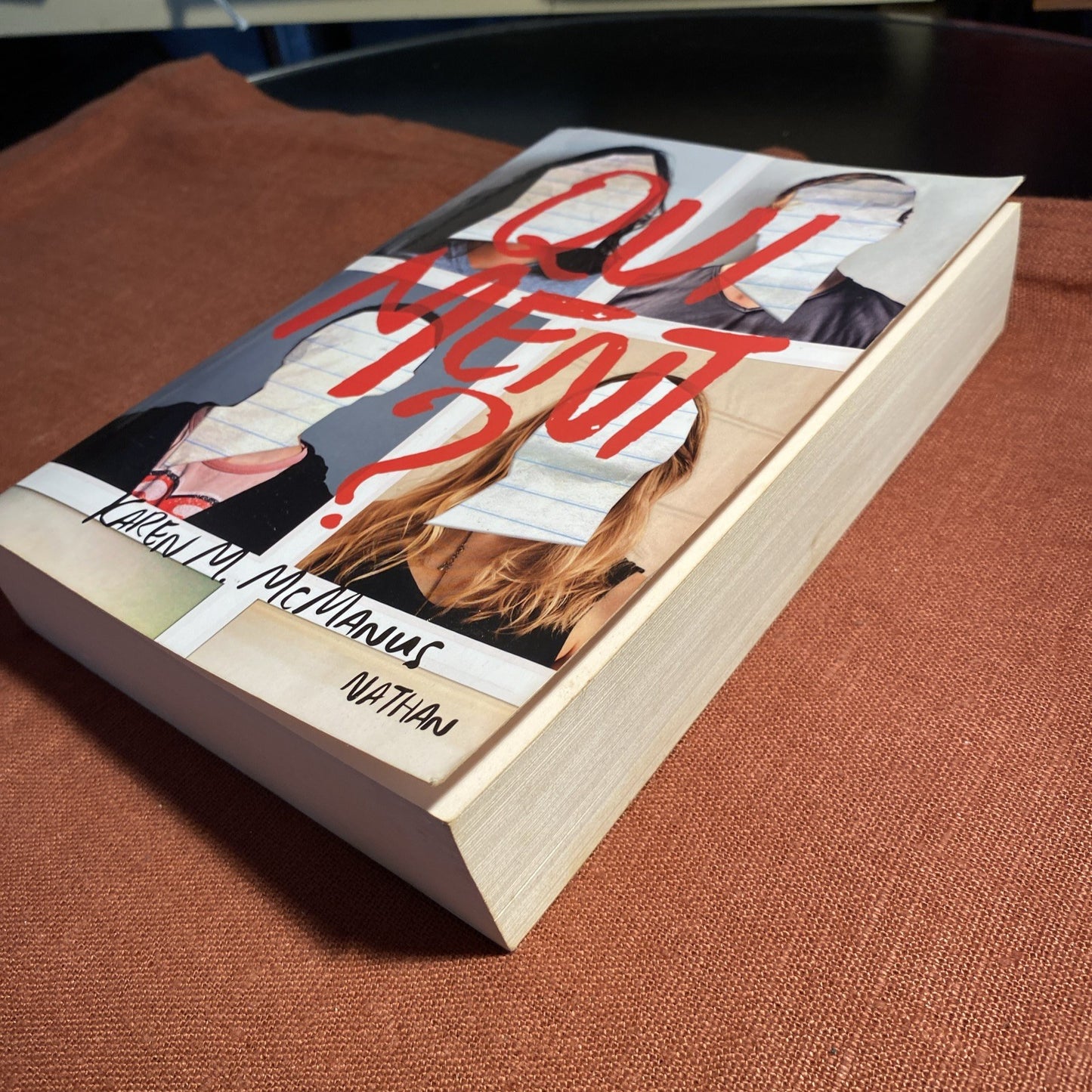 Qui ment ? , McManus, Karen M. - livre -