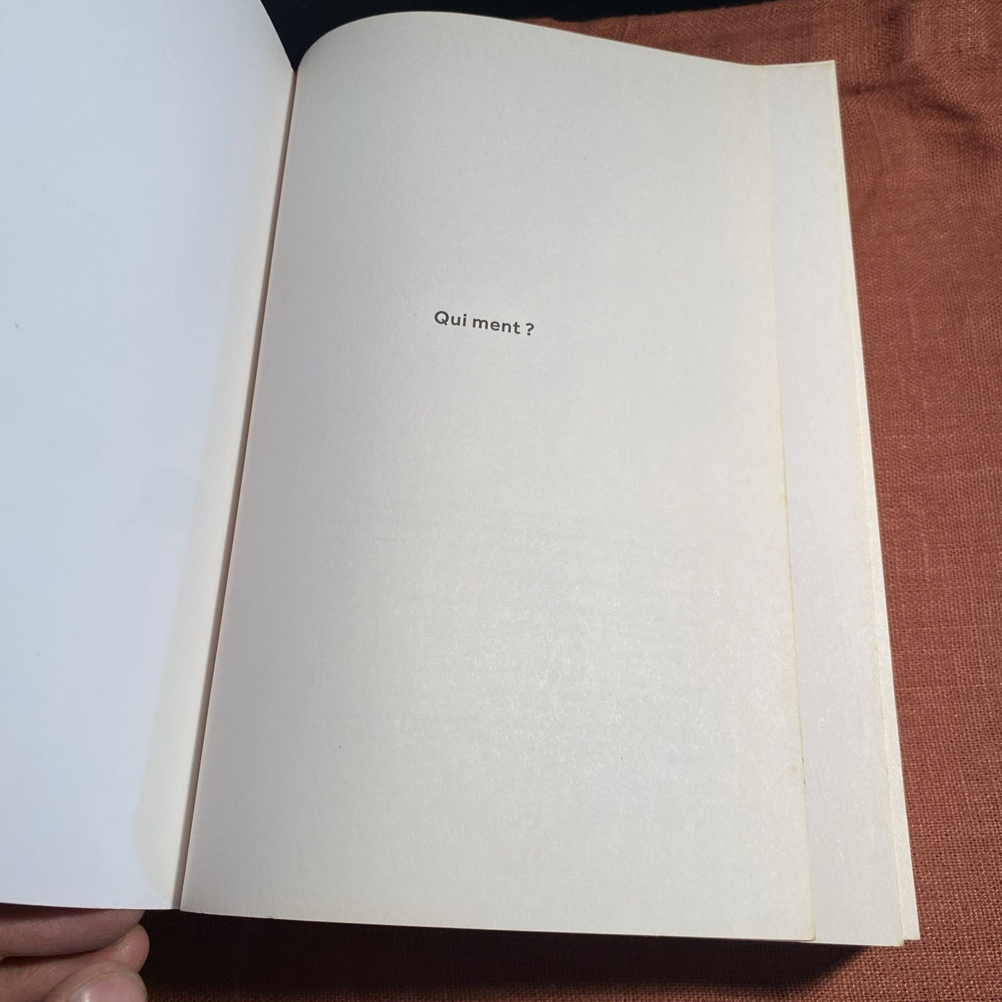 Qui ment ? , McManus, Karen M. - livre -
