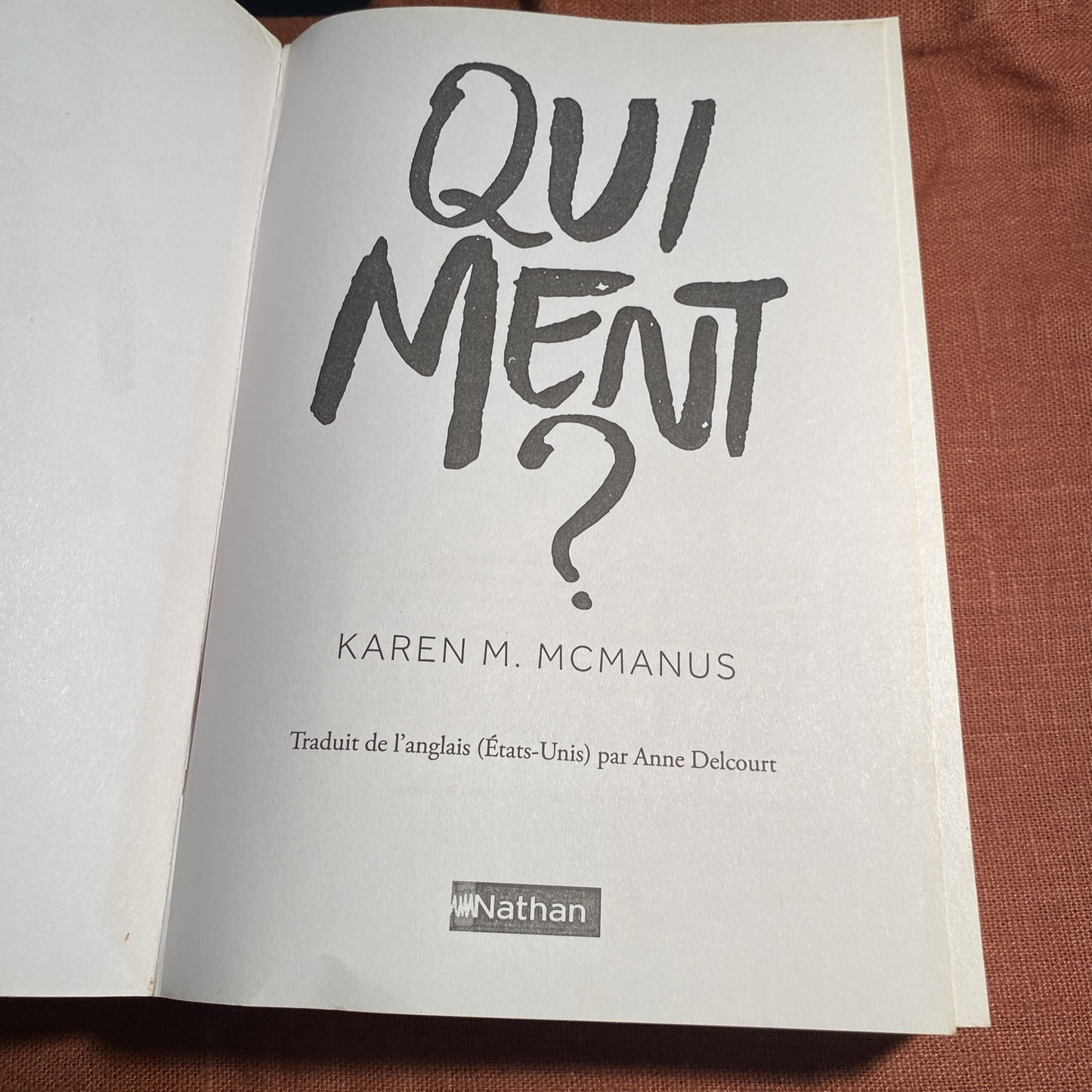 Qui ment ? , McManus, Karen M. - livre -