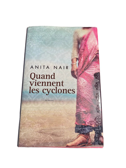 Livre ANITA NAIR - QUAND VIENNENT LES CYCLONES - LIVRE FRANCE LOISIRS 2011