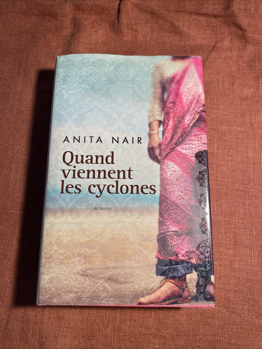Livre ANITA NAIR - QUAND VIENNENT LES CYCLONES - LIVRE FRANCE LOISIRS 2011