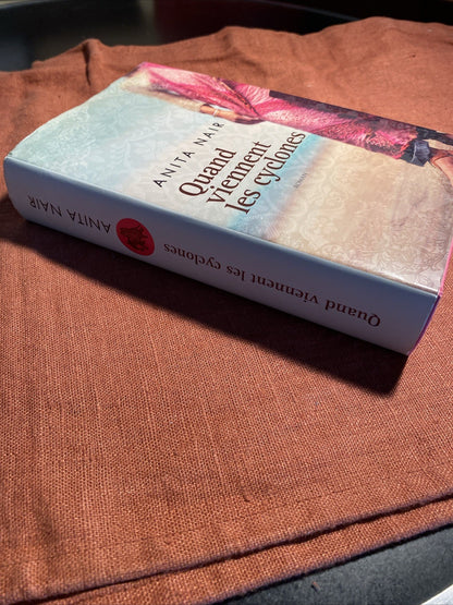 Livre ANITA NAIR - QUAND VIENNENT LES CYCLONES - LIVRE FRANCE LOISIRS 2011