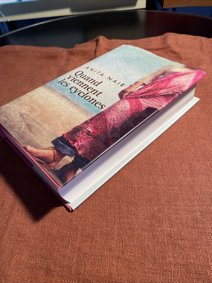 Livre ANITA NAIR - QUAND VIENNENT LES CYCLONES - LIVRE FRANCE LOISIRS 2011