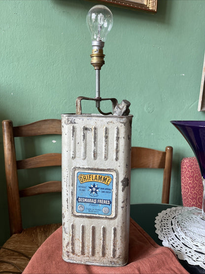 Ancien Bidon De Pétrole Blanc Oriflamme Électrifié