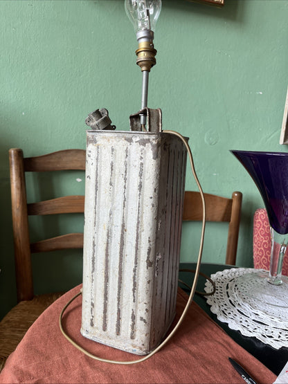 Ancien Bidon De Pétrole Blanc Oriflamme Électrifié