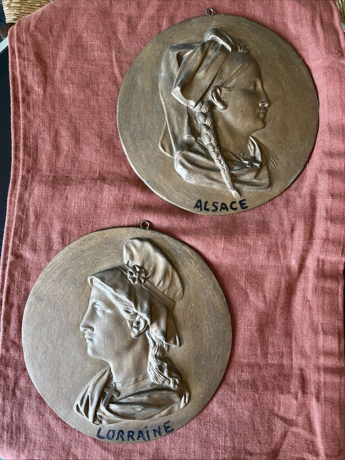 Lot De Deux Plaques Alsace Lorraine Medaillon