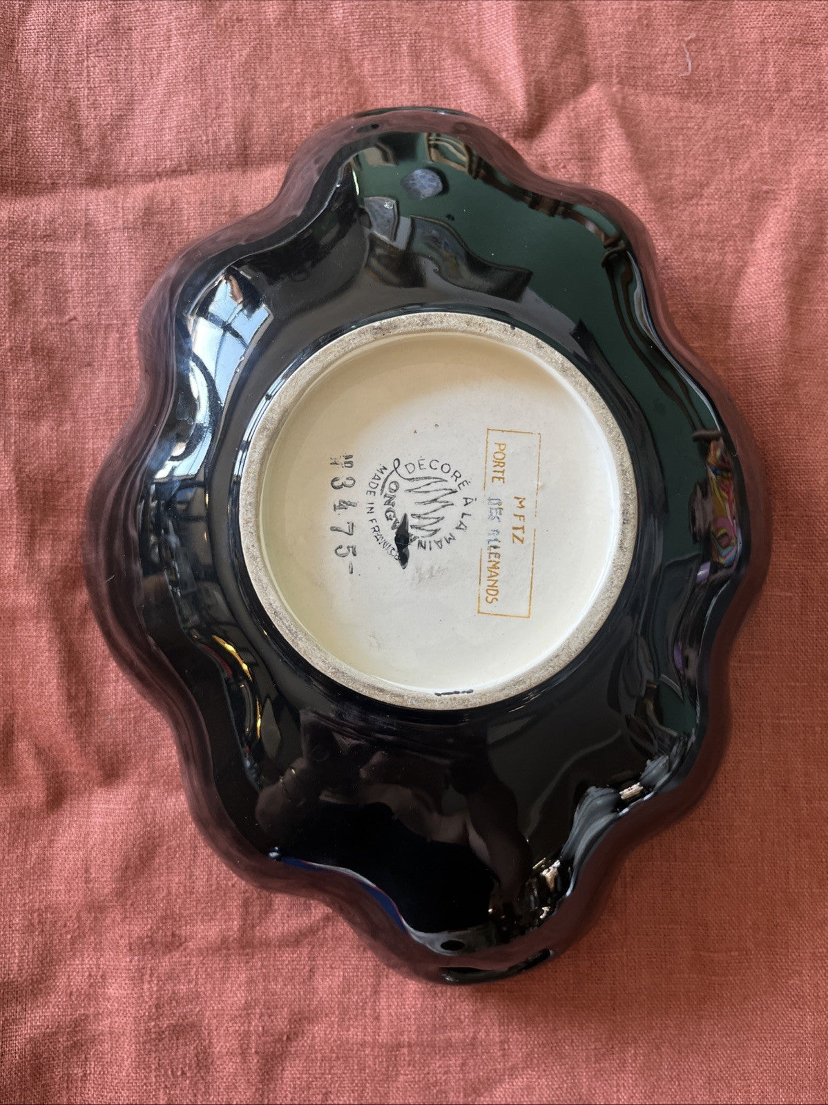 Plat Noir Décoré À La Main France Longwy