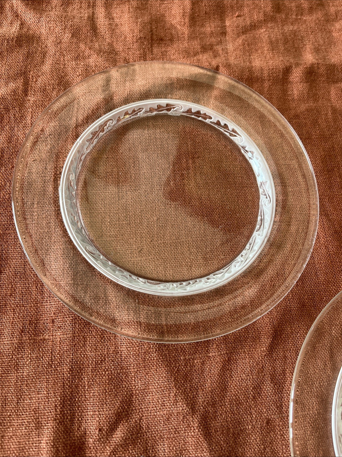 Paire De Deux Petites Assiettes Lalique À Décor De Feuilles