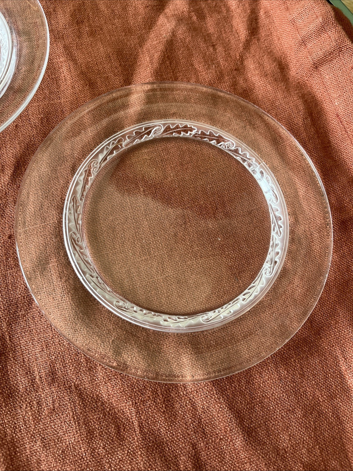 Paire De Deux Petites Assiettes Lalique À Décor De Feuilles
