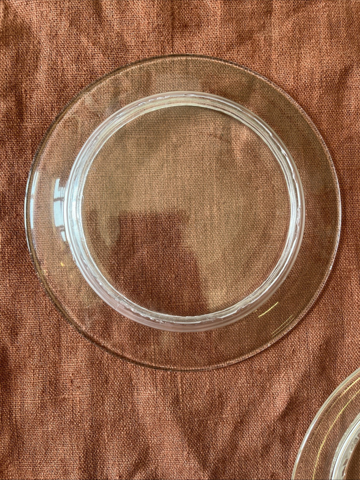 Paire De Deux Petites Assiettes Lalique À Décor De Feuilles