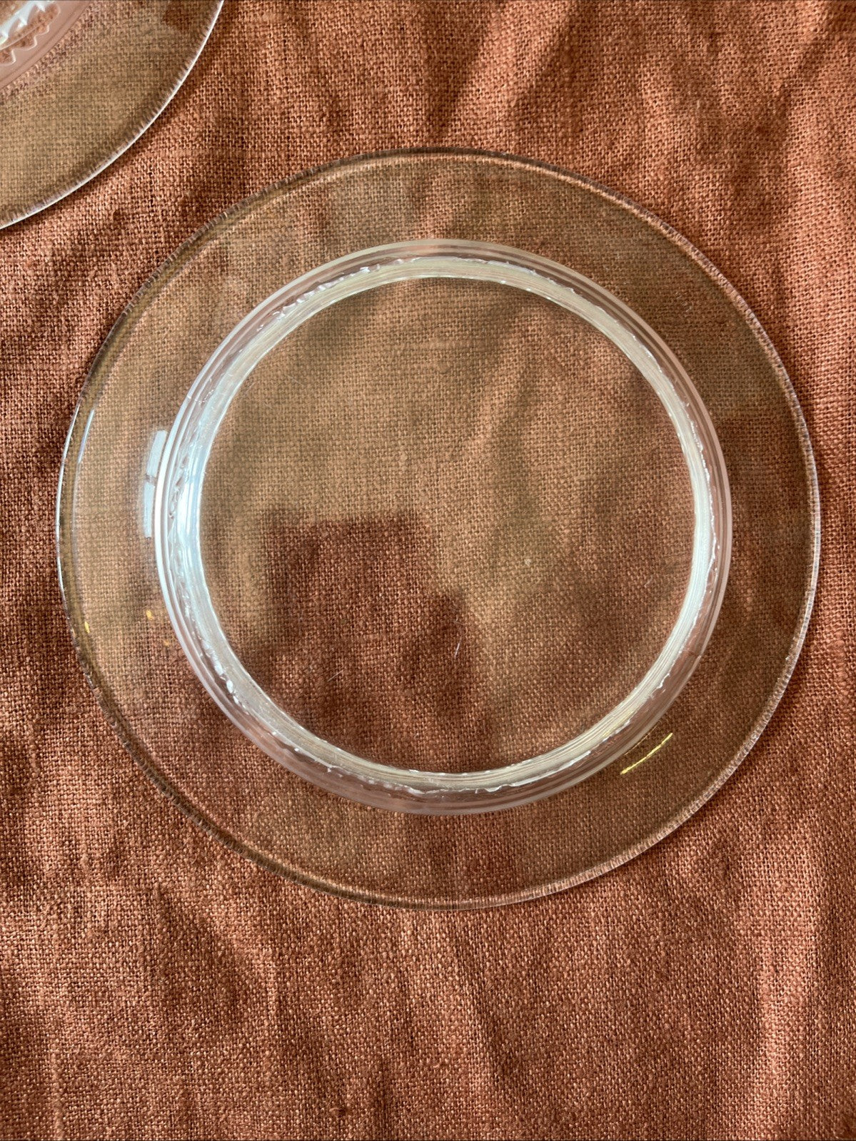 Paire De Deux Petites Assiettes Lalique À Décor De Feuilles