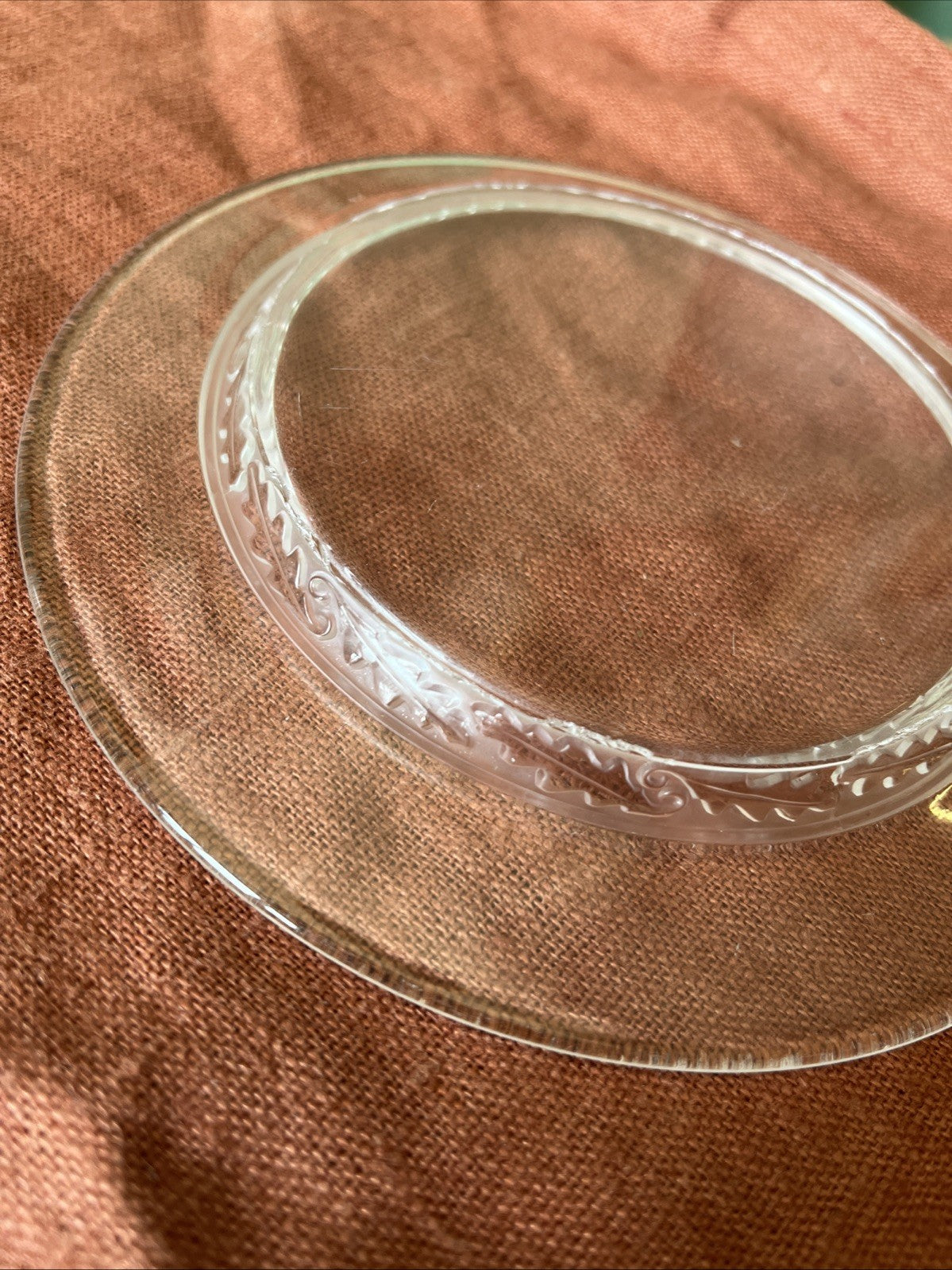 Paire De Deux Petites Assiettes Lalique À Décor De Feuilles