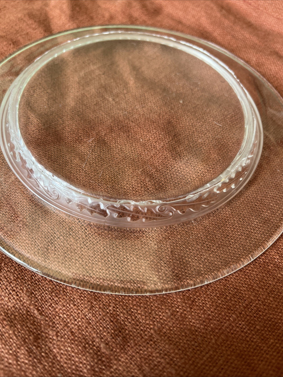 Paire De Deux Petites Assiettes Lalique À Décor De Feuilles