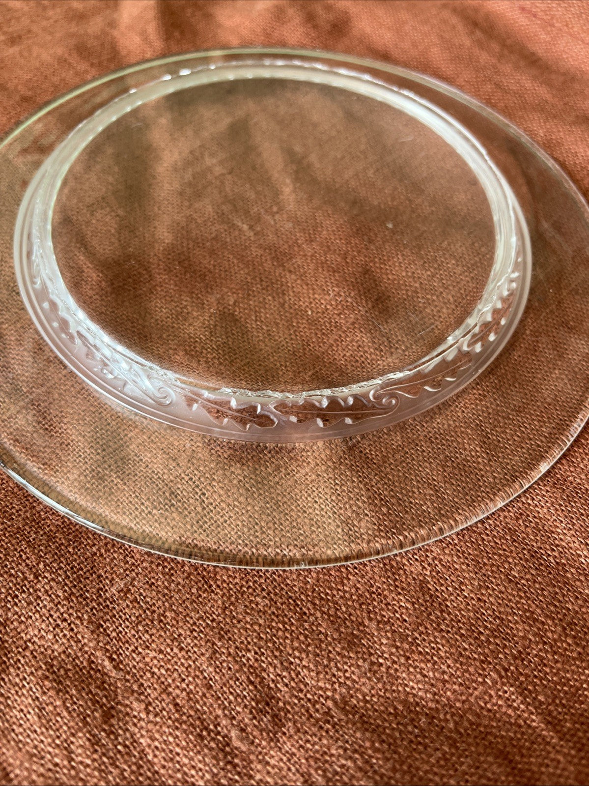 Paire De Deux Petites Assiettes Lalique À Décor De Feuilles