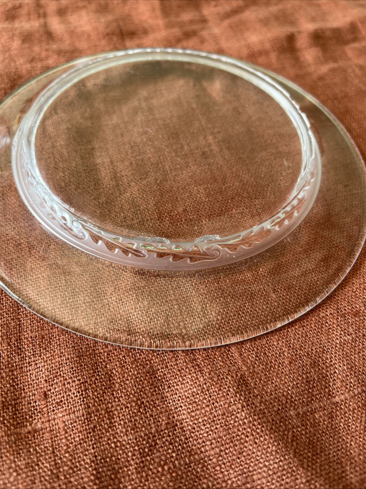 Paire De Deux Petites Assiettes Lalique À Décor De Feuilles