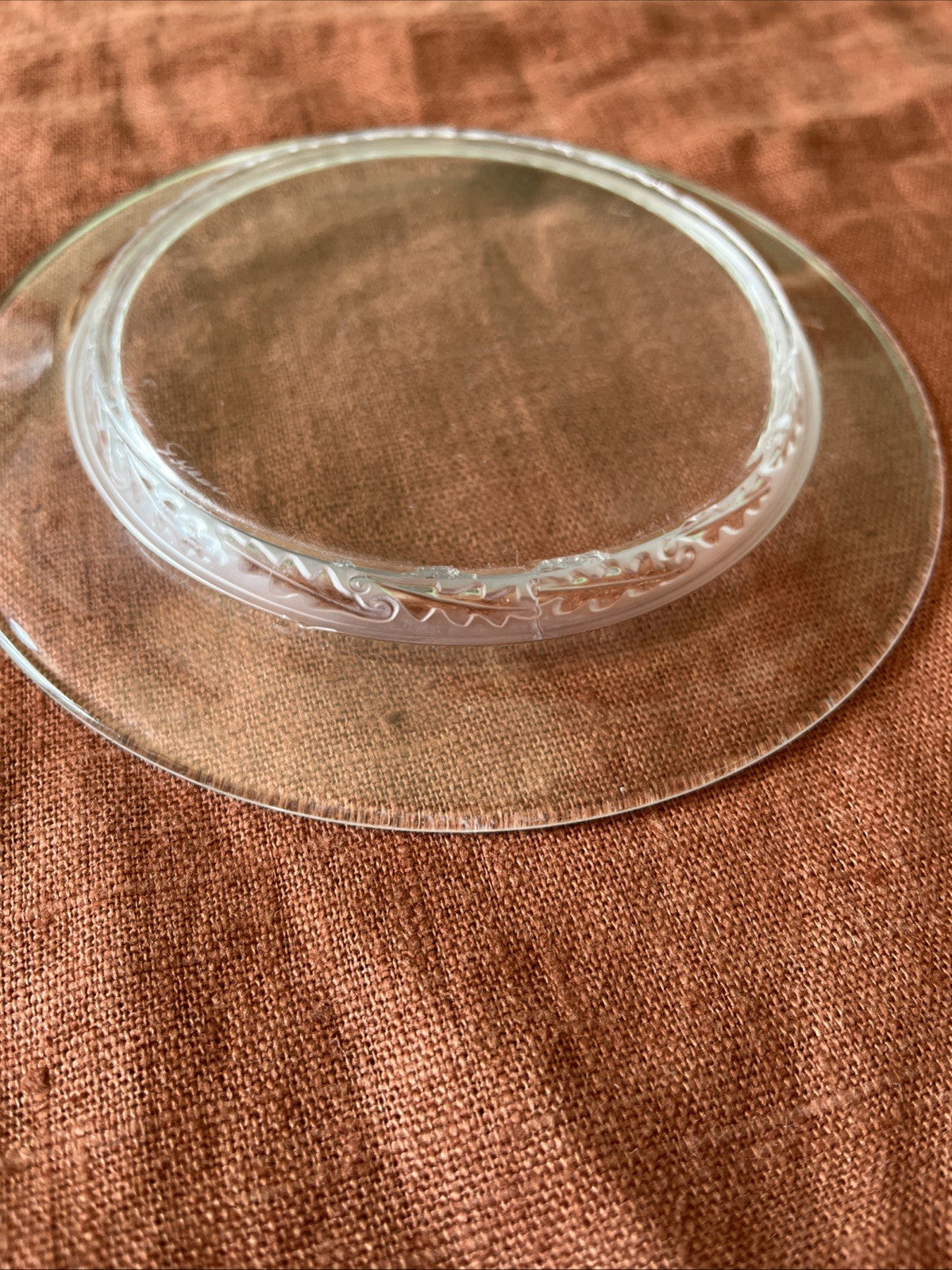Paire De Deux Petites Assiettes Lalique À Décor De Feuilles
