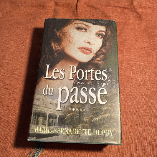 Livre les portes du passé Marie-Bernadette Dupuy France Loisirs 2012 book