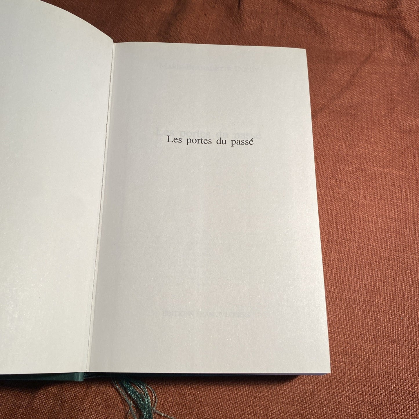 Livre les portes du passé Marie-Bernadette Dupuy France Loisirs 2012 book