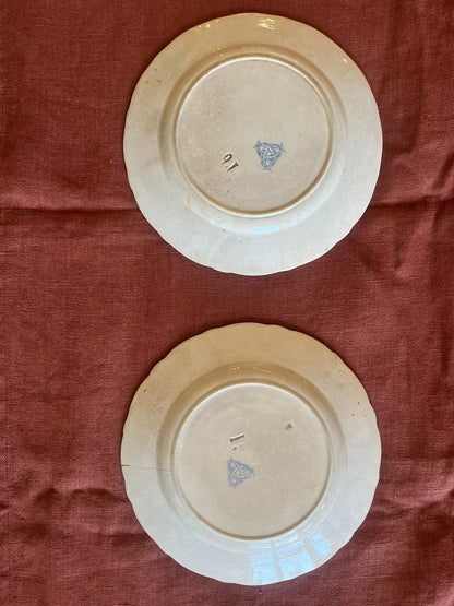Paire d’assiettes anciennes terre de fer décor romantique XIXe