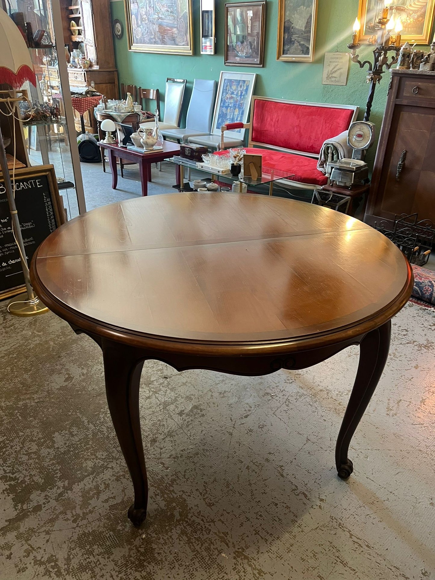 Table ronde extensible style Louis XV en bois, piètement cabriolet