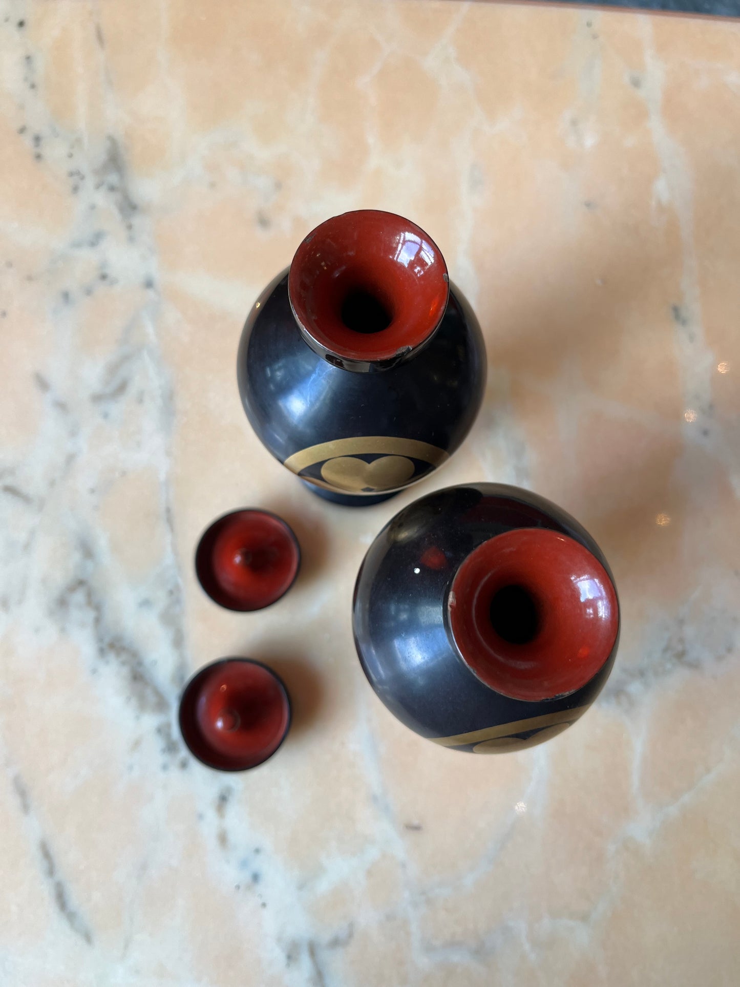 Ancienne paire de bouteilles à saké japonaises