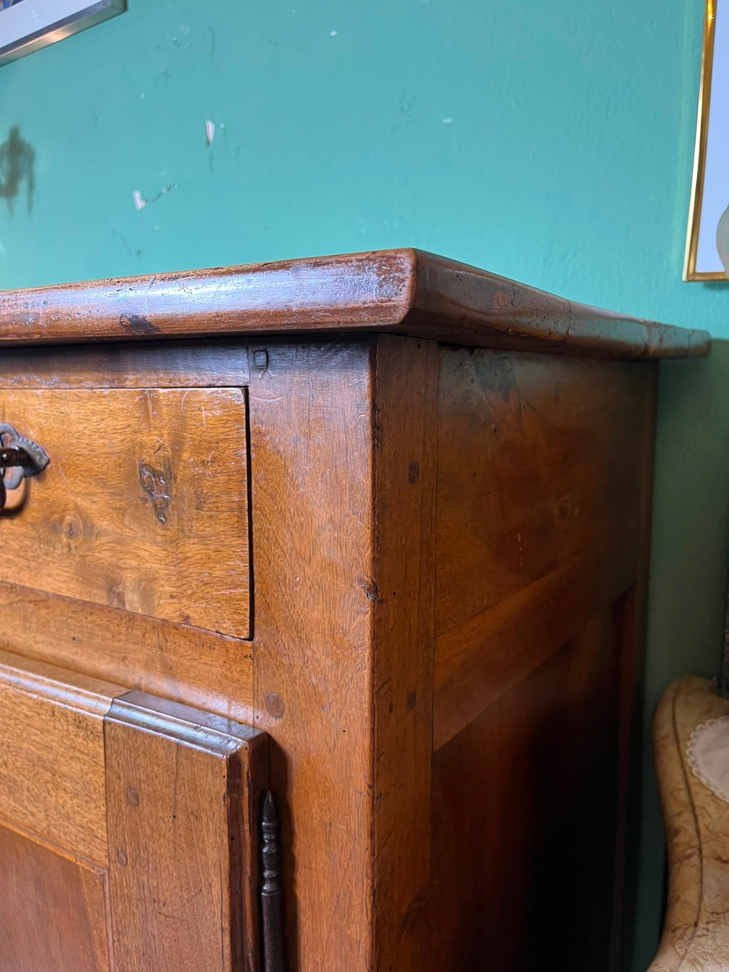 Buffet ancien en noyer massif 2 portes 2 tiroirs XIXe siècle campagne