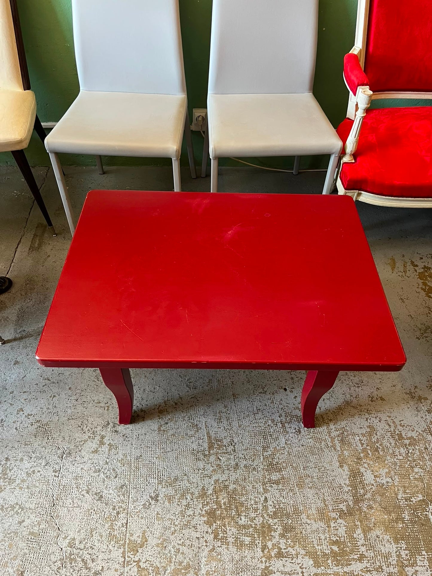 Table basse en bois peinte rouge, 80 x 60 cm
