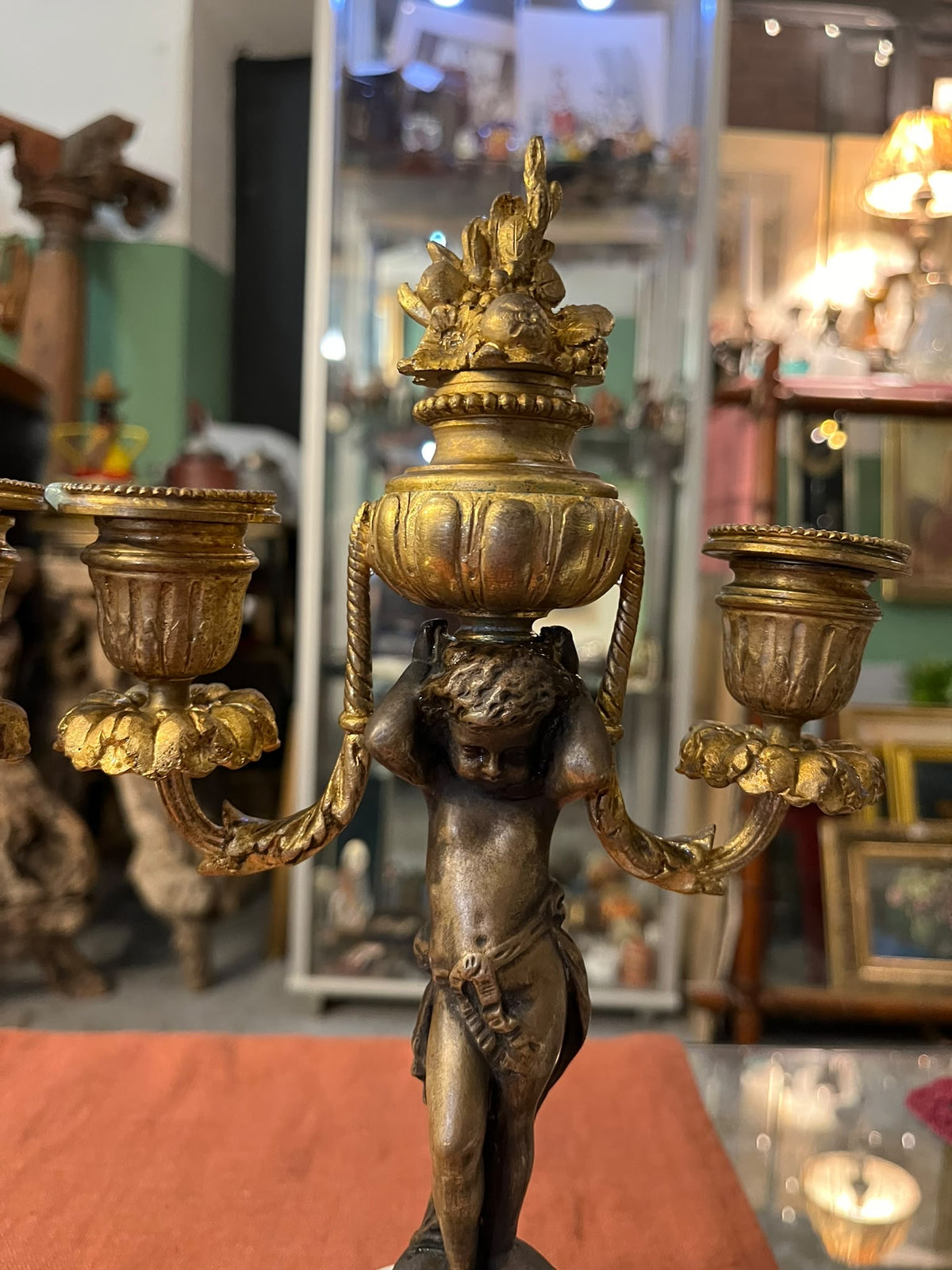 Paire de candélabres aux putti en bronze doré et patiné – UNIS FRANCE