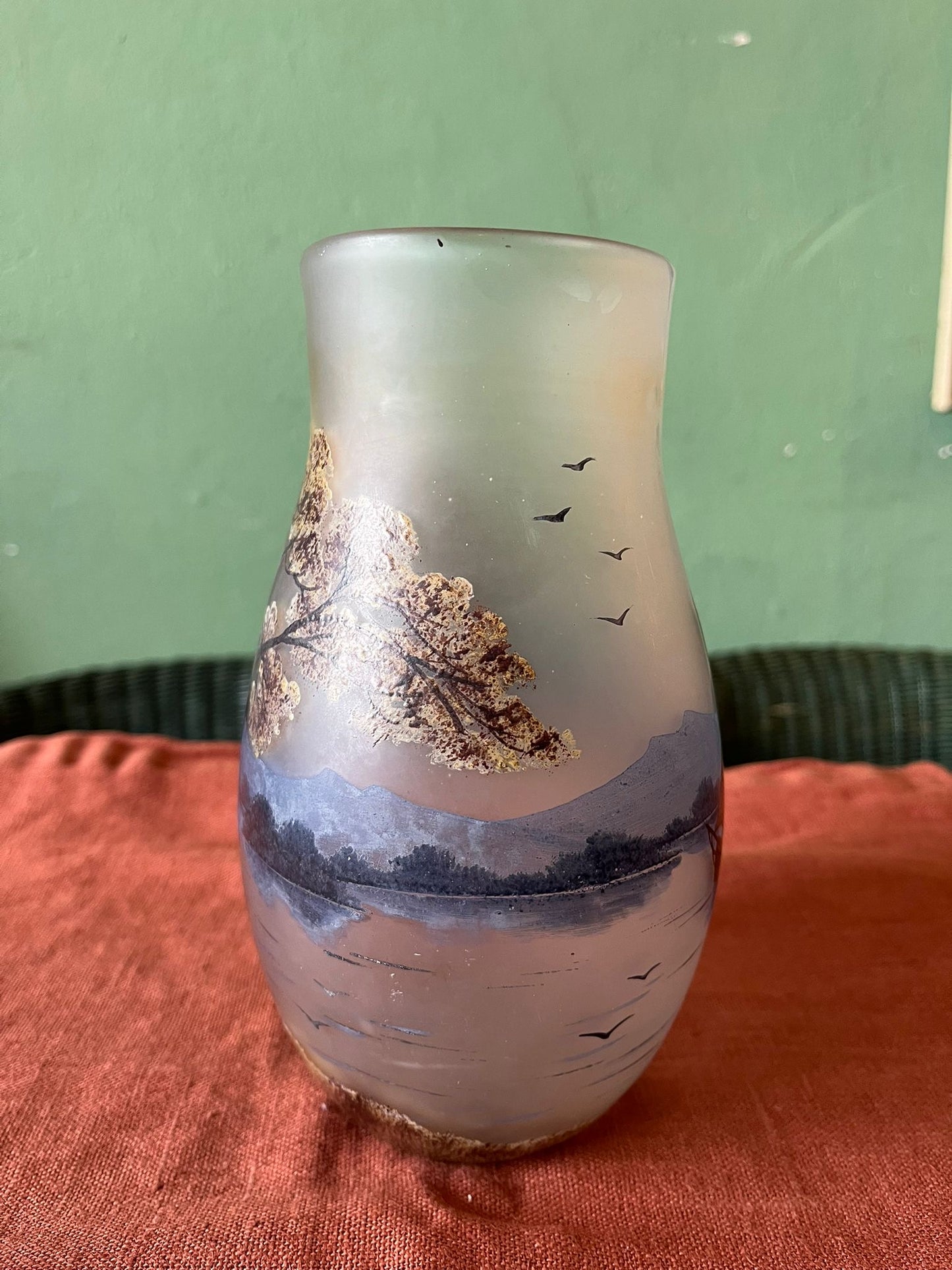 Vase en verre givré décor paysage lacustre signé Michel