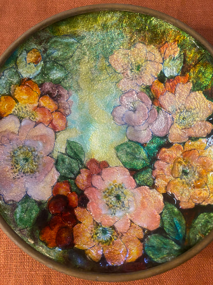 Coupe décorative ronde en verre à décor floral irisé – XXe siècle