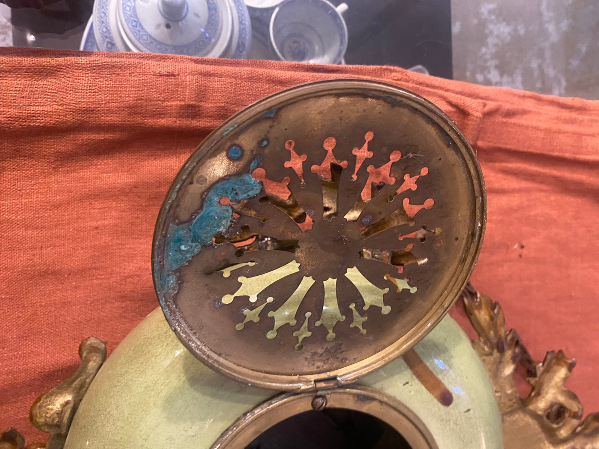 Pendule murale en faïence et métal doré – décor floral