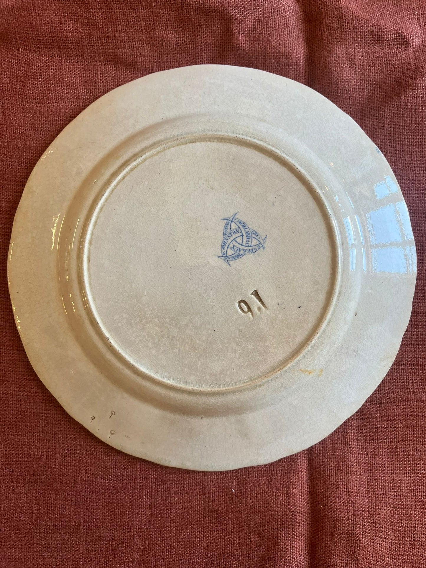 Paire d’assiettes anciennes terre de fer décor romantique XIXe