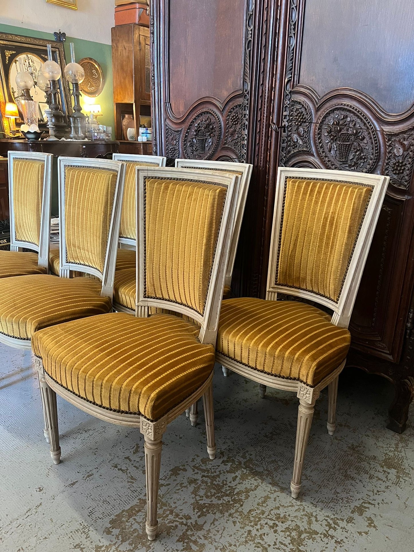 Suite de 6 chaises style Louis XVI en bois rechampi et velours rayé moutarde