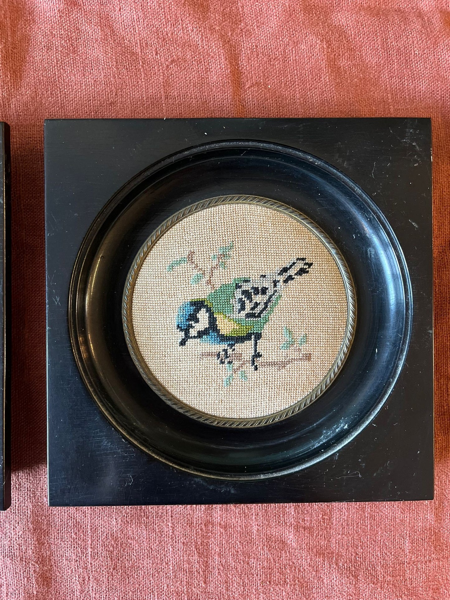 Paire de cadres vintage au point de croix oiseaux et fleurs