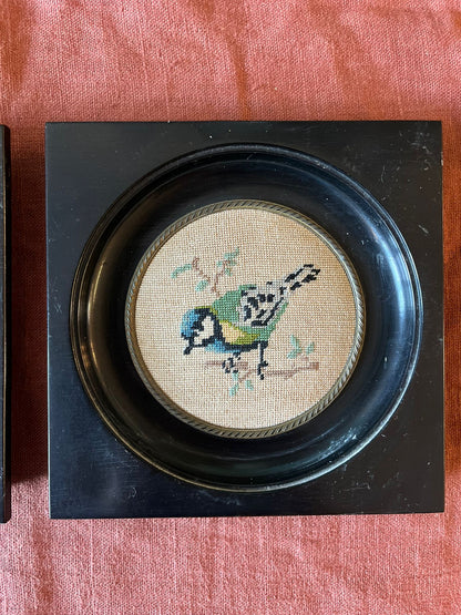Paire de cadres vintage au point de croix oiseaux et fleurs