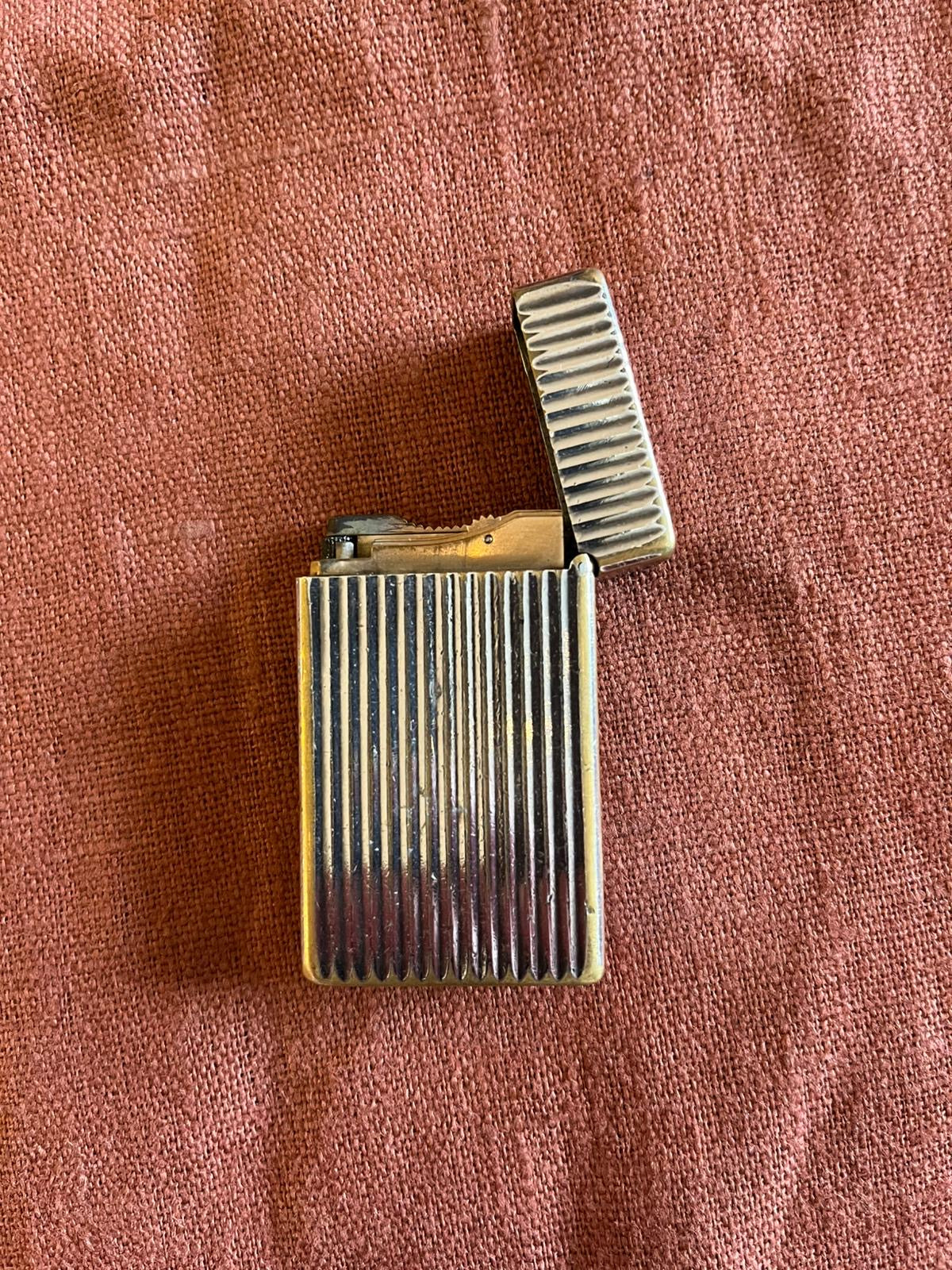 Briquet S.T. Dupont plaqué argent à godrons verticaux – modèle vintage