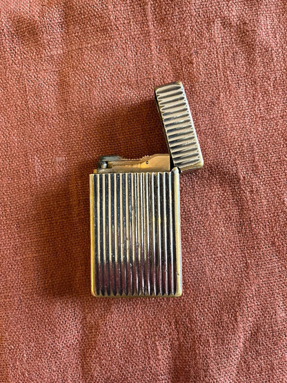 Briquet S.T. Dupont plaqué argent à godrons verticaux – modèle vintage