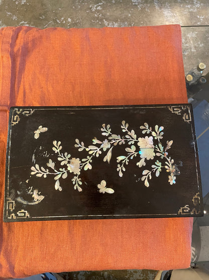 Coffret asiatique ancien en bois laqué noir incrusté de nacre – décor floral