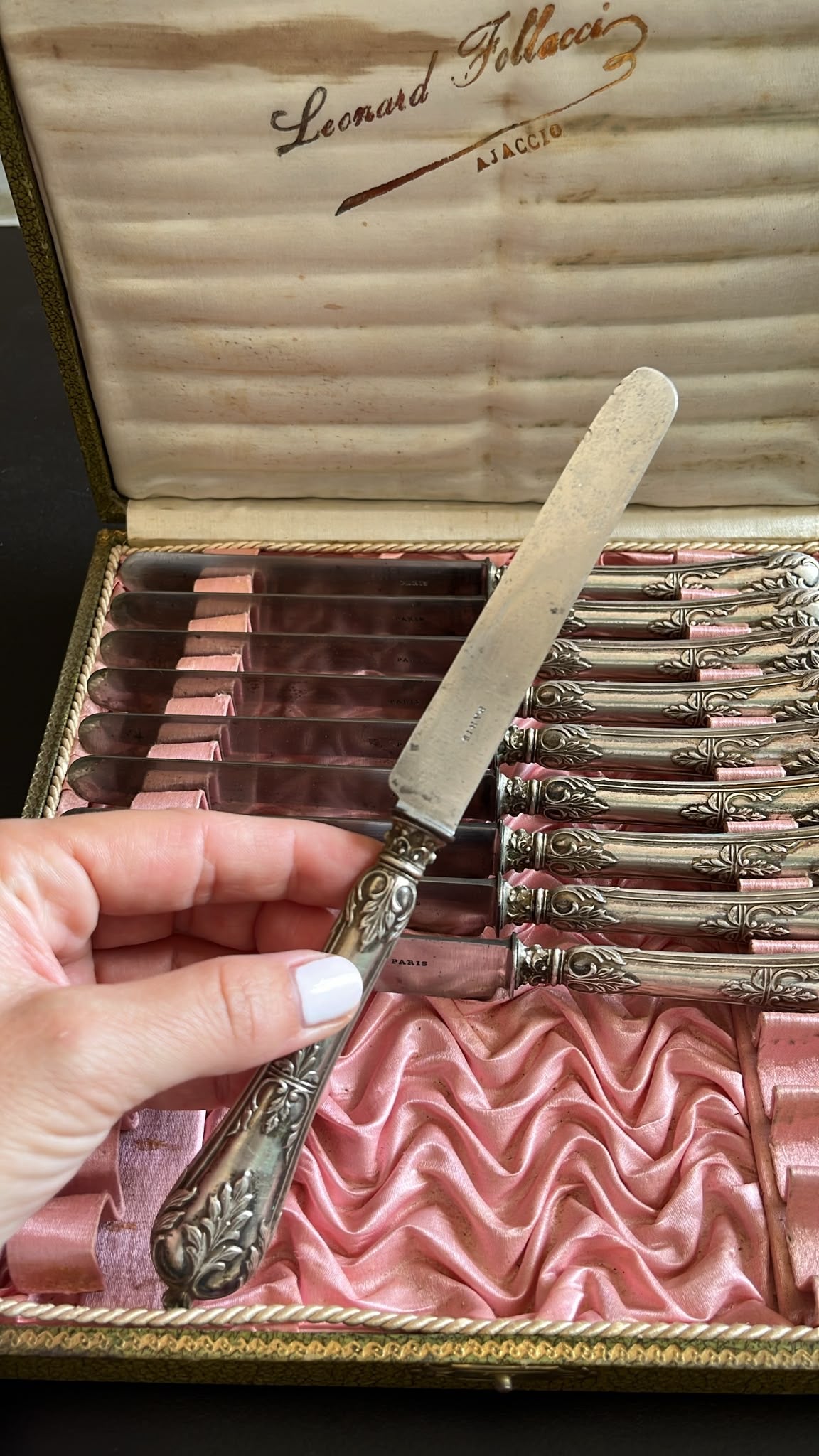 Coffret de 10 couteaux à dessert anciens, manches en argent décorés