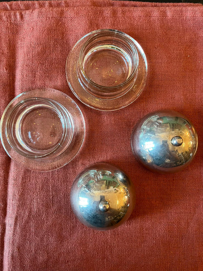 Paire de beurriers individuels Art déco en verre et métal chromé