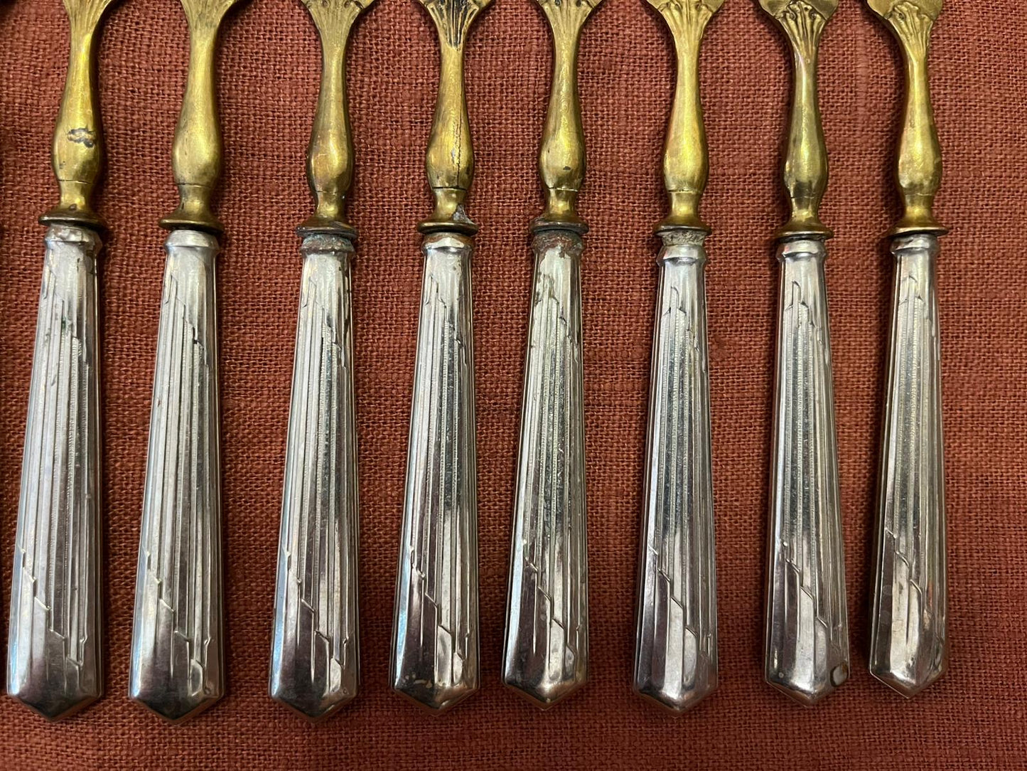 Lot de 11 fourchettes à gâteau Art Déco métal argenté doré vintage