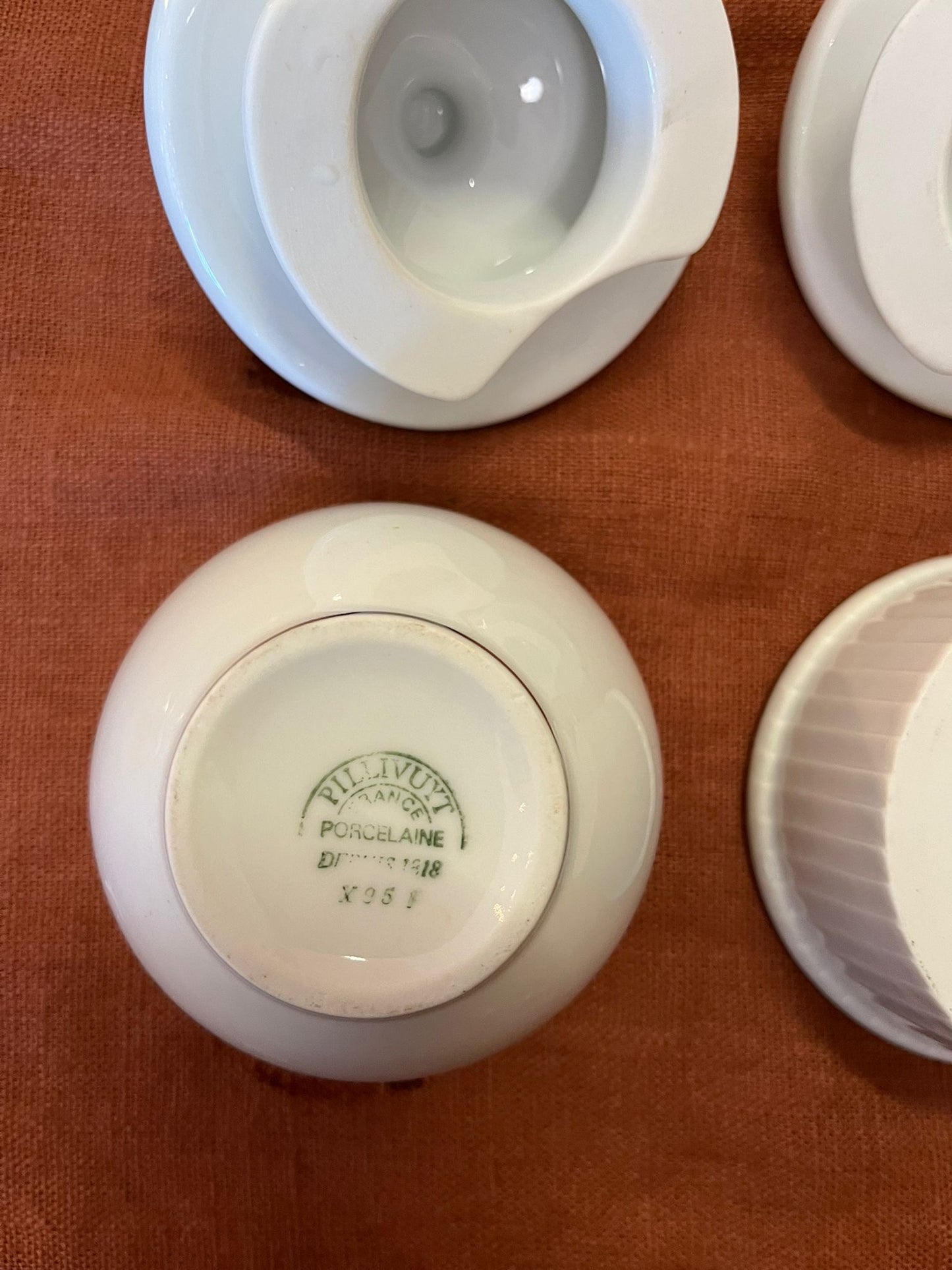 Paire de pots couverts Pillivuyt France porcelaine blanche liseré argent