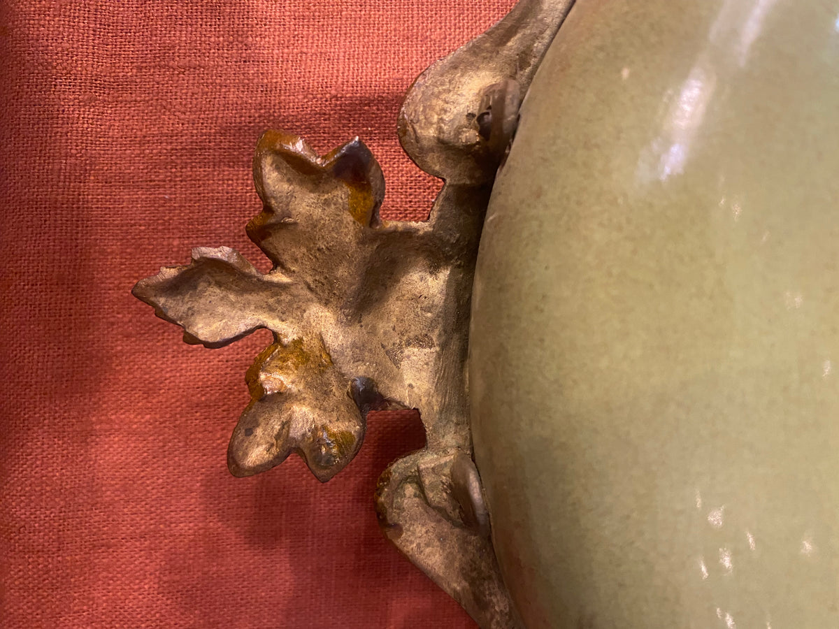 Pendule murale en faïence et métal doré – décor floral