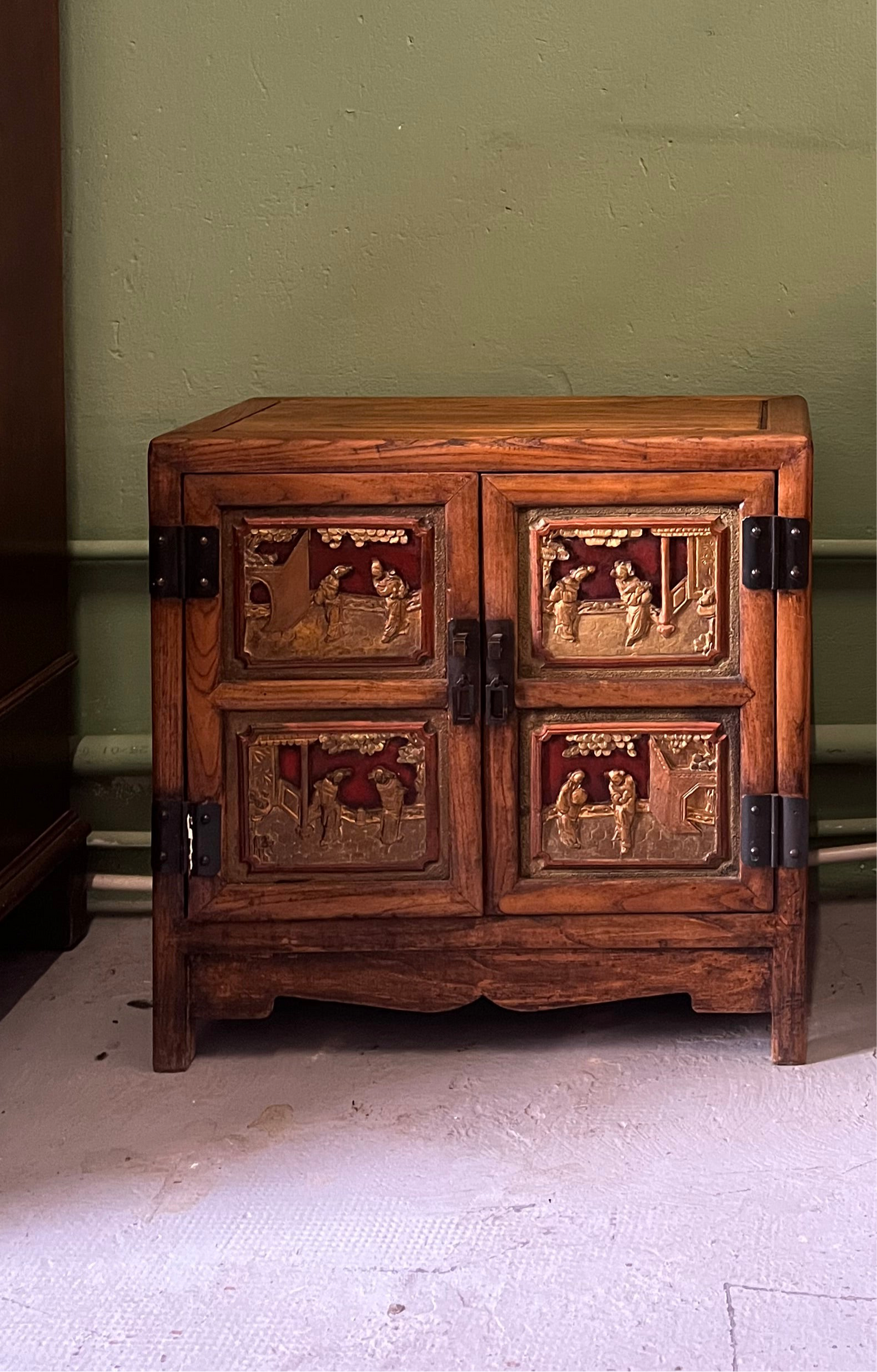 Petit meuble asiatique en bois sculpté