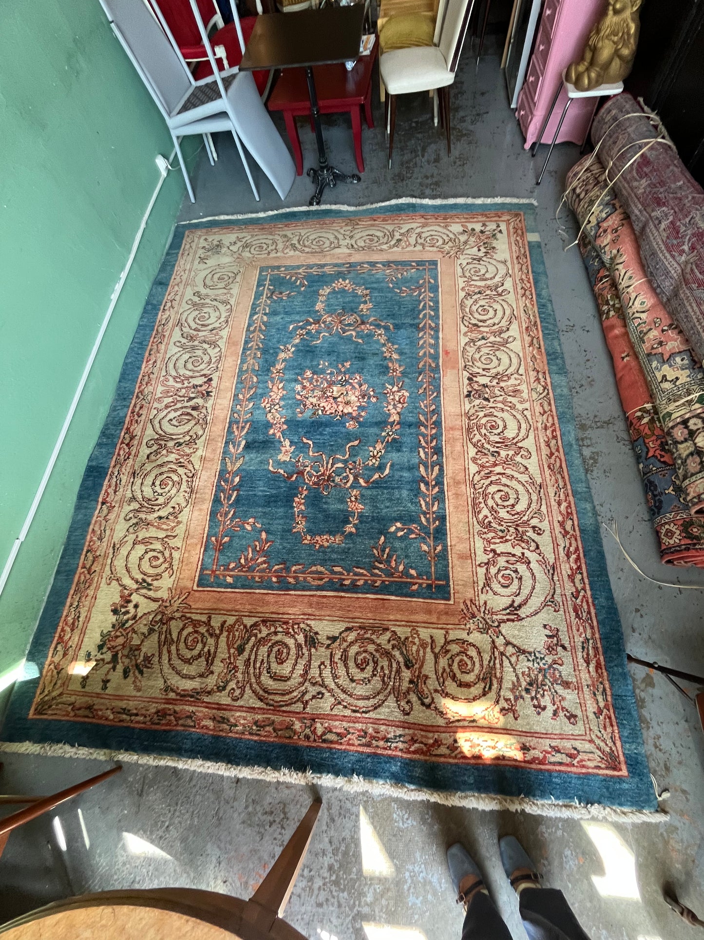 Grand tapis ancien en laine noué main décor floral bleu 294 x 225 cm