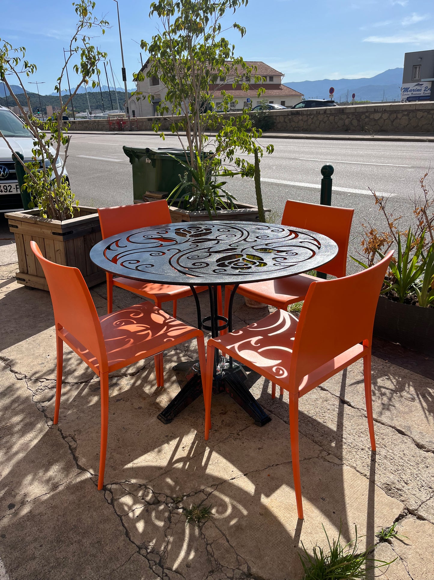 Table extérieur en métal noir